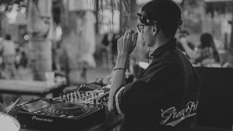 Reus B/N perfil en mixer